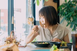 食べ方が汚い女性